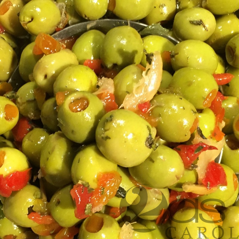 Olives vertes farcies aux poivrons et anchois