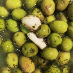 Olives vertes sauce à ail + ail confit